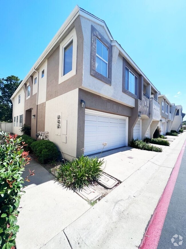 Building Photo - 3 Bed/2.5 Bath Townhome at Triana in Scrip...