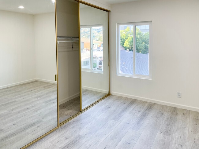 Building Photo - 409 Burchett St Unit 311