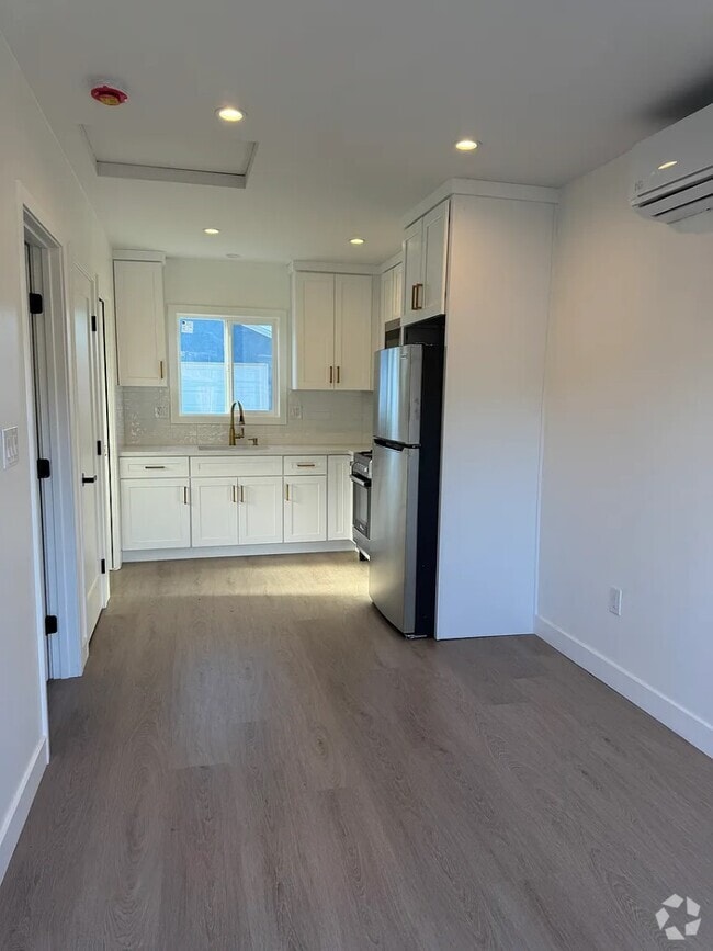 Building Photo - 10435 1/2 Somerset Blvd Rental
