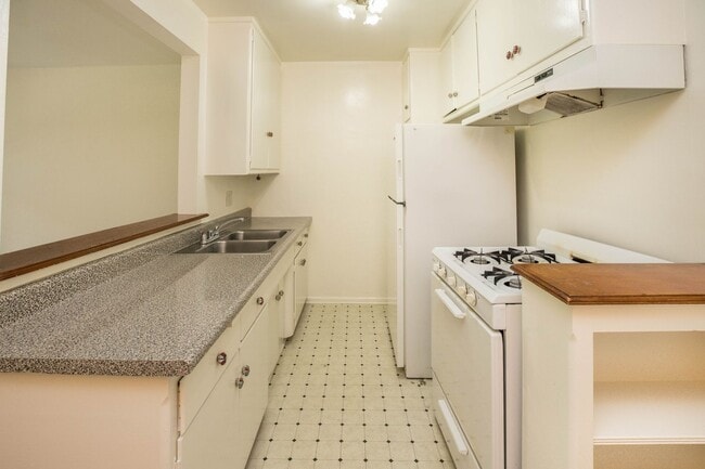 Photo - 145 N La Peer Dr Unit 1