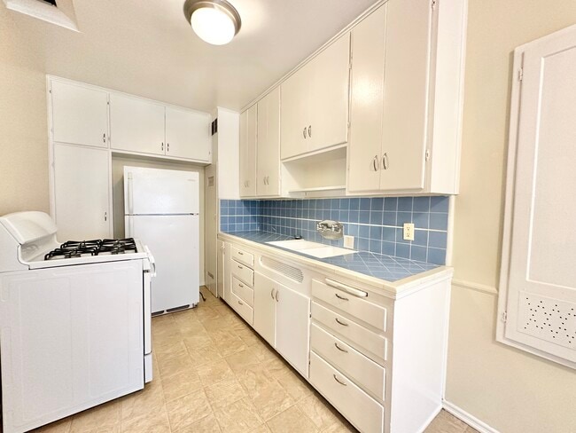 Photo - 8262 Blackburn Ave Apartment
