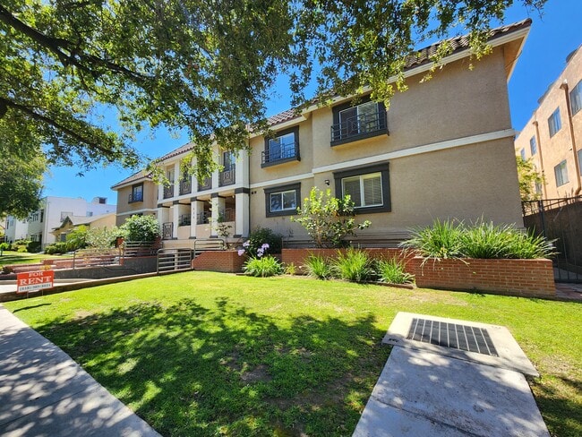 Building Photo - 420 Riverdale Dr