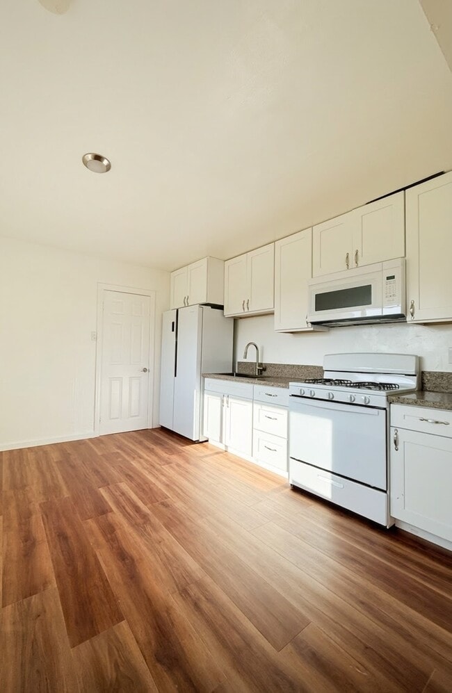 Photo - 663 Cadman St