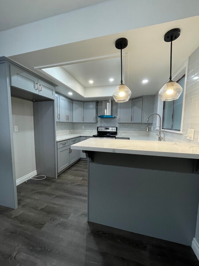 Kitchen with peninsula - 3355 Myrtle Ave