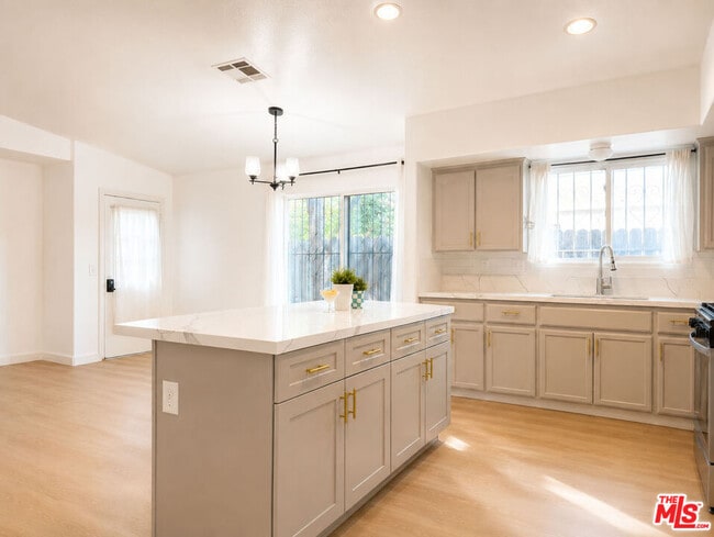 Photo - 145 W M St