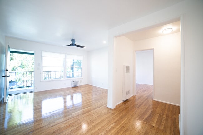 Building Photo - 11638 Riverside Dr Unit 5