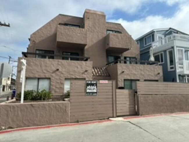Building Photo - Mission Beach. 3 bedroom, 2.5 bath, 2 car garage, Unit 829