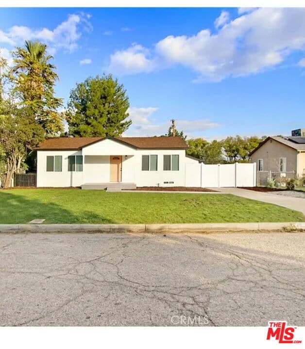 Building Photo - 4555 N Acacia Ave