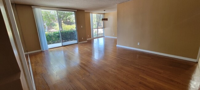 Dining room / Living room - 5974 Buckingham Pky Unit #102