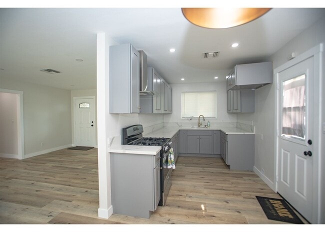 Photo - 496 W 48th St