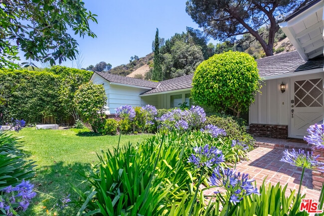 Photo - 1876 Roscomare Rd House