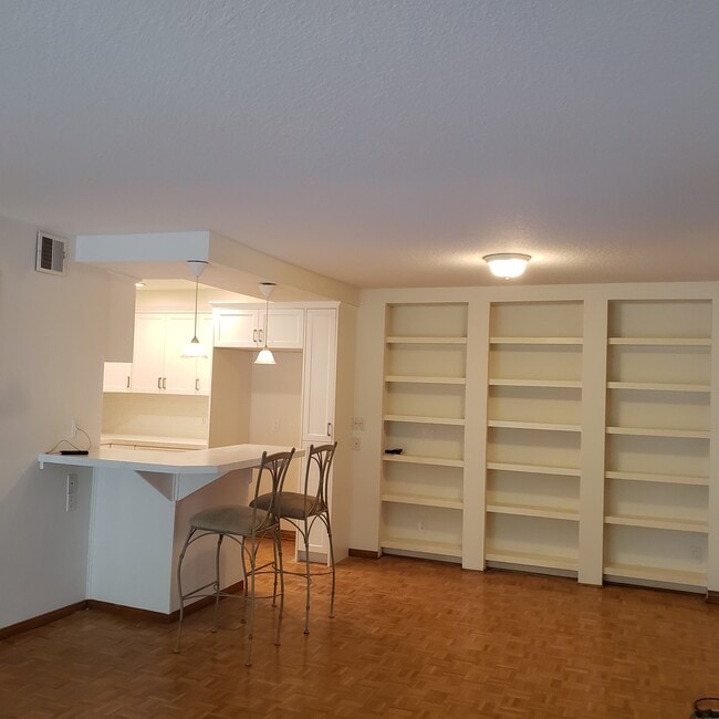 Building Photo - 8515 Falmouth Ave Unit #323