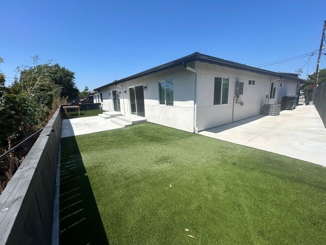 Building Photo - 4BD/2BA on West Falls!
