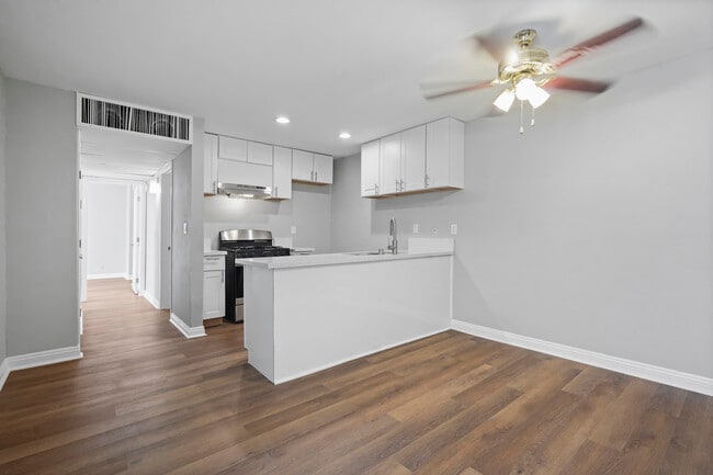 Building Photo - 8601 International Ave Unit 122