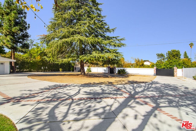 Photo - 22960 Erwin St