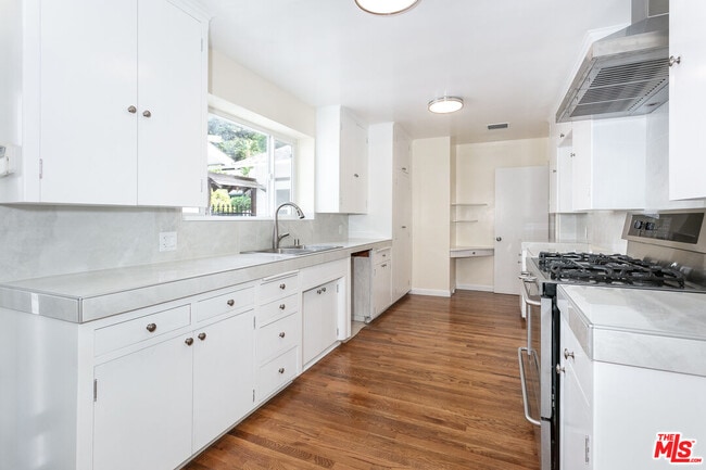 Photo - 1129 Roscomare Rd