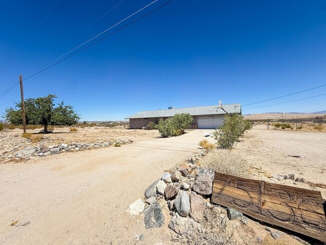 Building Photo - 3 bedroom Home on 2 Acres