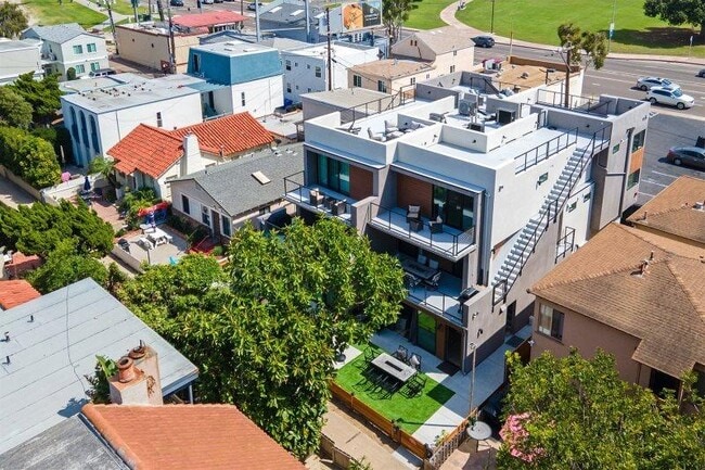 Photo - 823 Island Ct