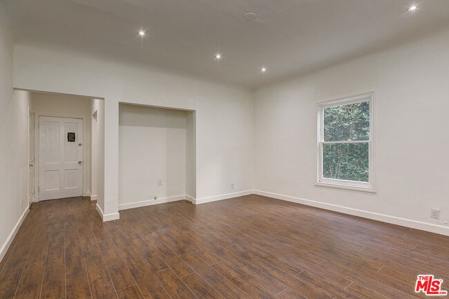 Building Photo - 7229 Willoughby Ave Unit 4 Rental