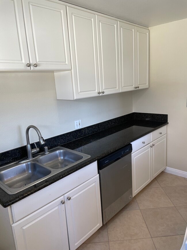 Photo - 2944 Peppertree Ln Unit B