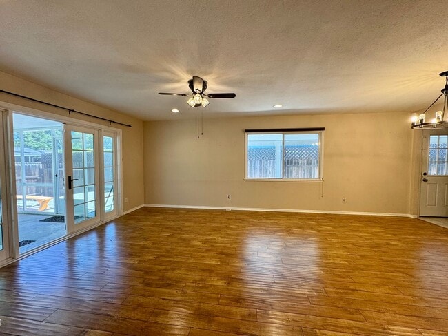 Building Photo - Excellent Location! 4Bed 2Bath Wood Floori... Rental