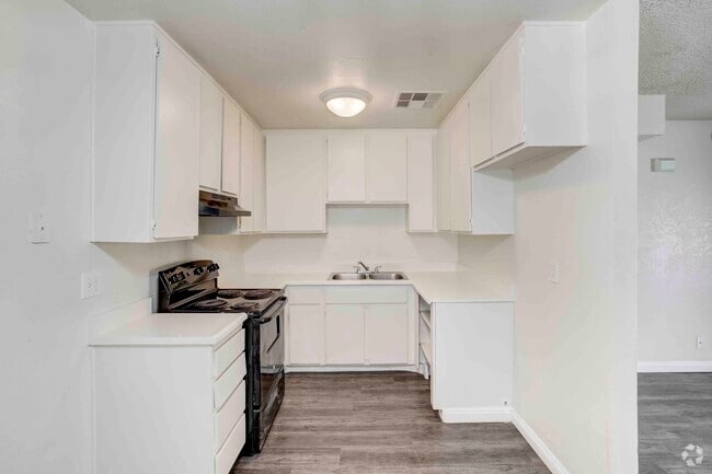 2BR, 1BA - 845SF - Kitchen - Casa Del Cielo Apartments