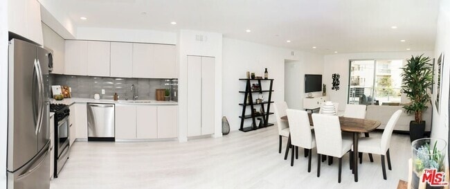 Building Photo - 625 S Barrington Ave Unit 208 Rental