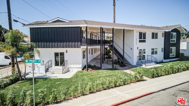 Building Photo - 1623 Arlington Ave Unit L Rental