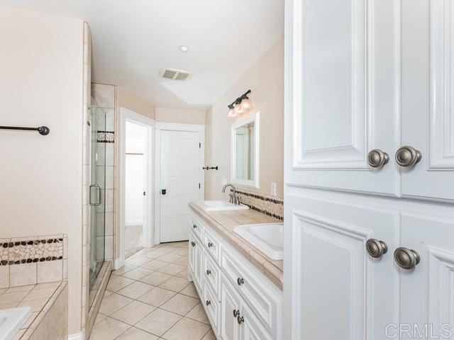 Photo - 2063 Cambridge Ave