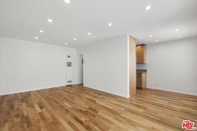 Building Photo - 923 N San Vicente Blvd Unit 7