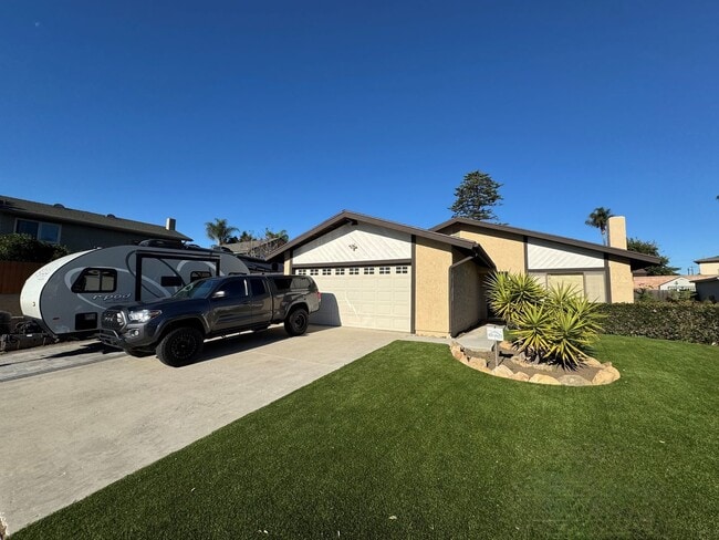 Building Photo - Spacious Central Ventura Home