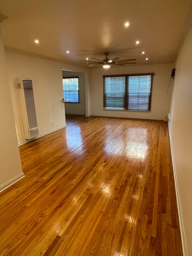 Building Photo - 5723 San Vicente Blvd Unit 5723 1/2