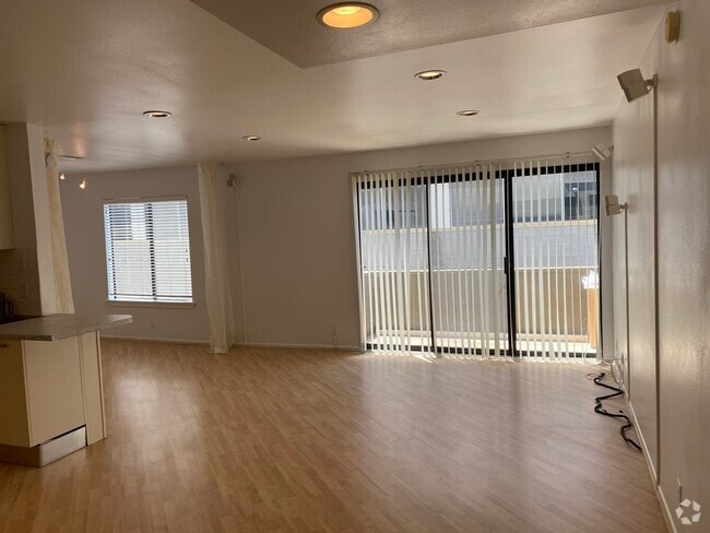 Building Photo - 2121 Beloit Ave Unit 304 Rental
