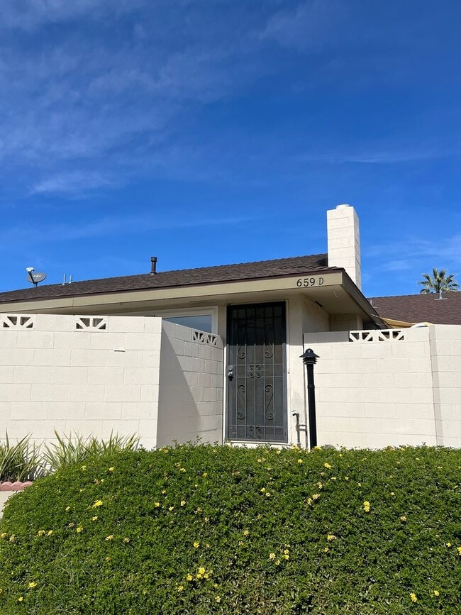 Building Photo - Beautifully Remodeled 2 Bed / 2 Bath Condo in Westarms – Prime Claremont Location! Unit D