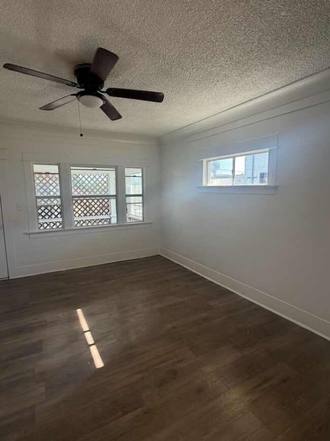 Photo - 833 W 42nd Pl Unit 835 1/2