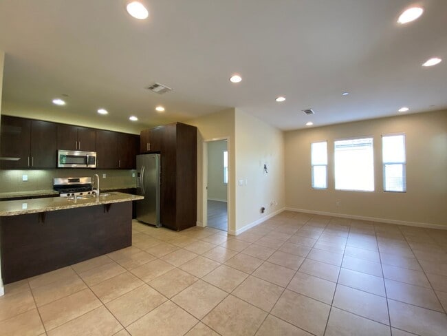 Building Photo - 3bedroom 3 bath home in the Solaire Commun...