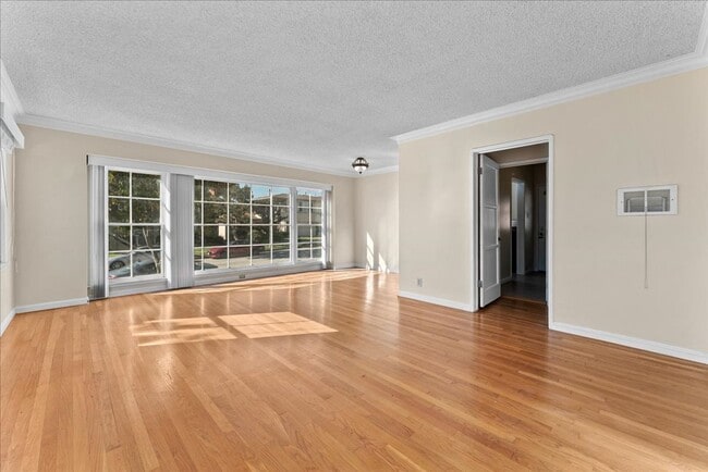 Building Photo - 5918 S Fairfax Ave