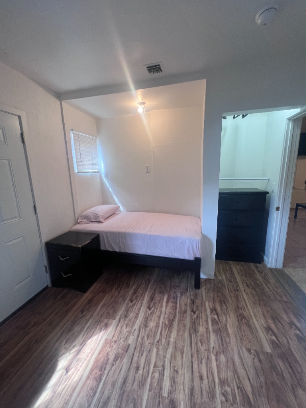 Photo - 800 E 82nd St