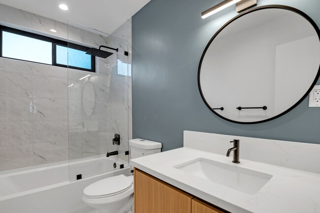 Photo - 950 Havenhurst Dr