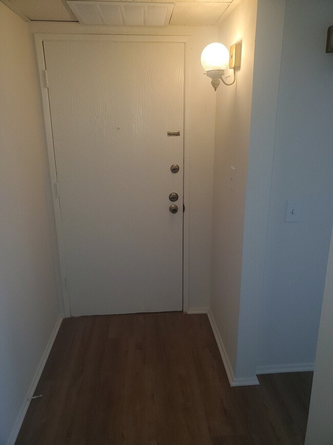 Building Photo - 5227 Hermitage Ave Unit 2