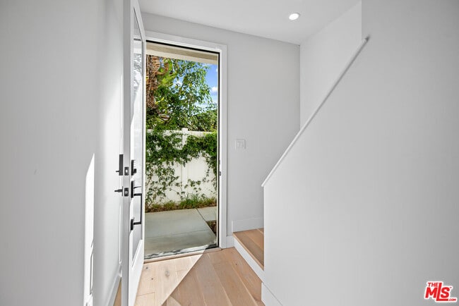 Photo - 3232 S Barrington Ave