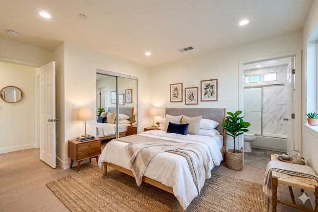Photo - Brand New Luxury 4 & 5 Bed Units Unit #2118 1/2