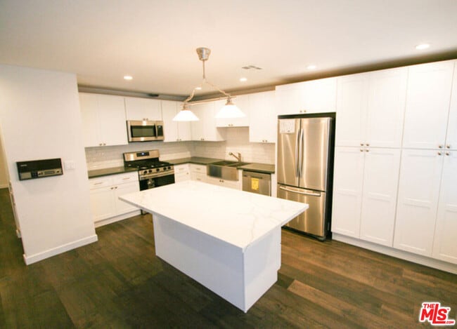 Building Photo - 1418 26th St Unit 3