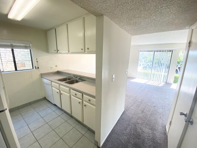 Building Photo - Large 1 Bedroom 1 Bath In the Lantern District of Dana Point! Unit B