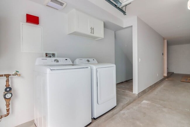 Building Photo - REZKO - E Street Unit 2796