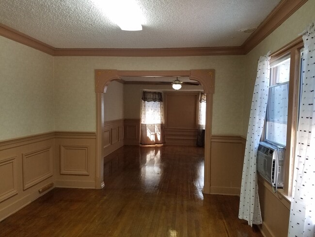 Another view of common areas - 1315 W 36th Pl