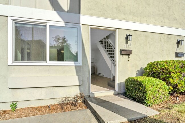 Photo - Spacious four bedroom in Prime UTC/UCSD Lo...