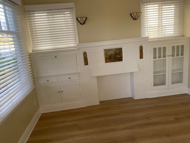Living room - 508 W Holly Ave