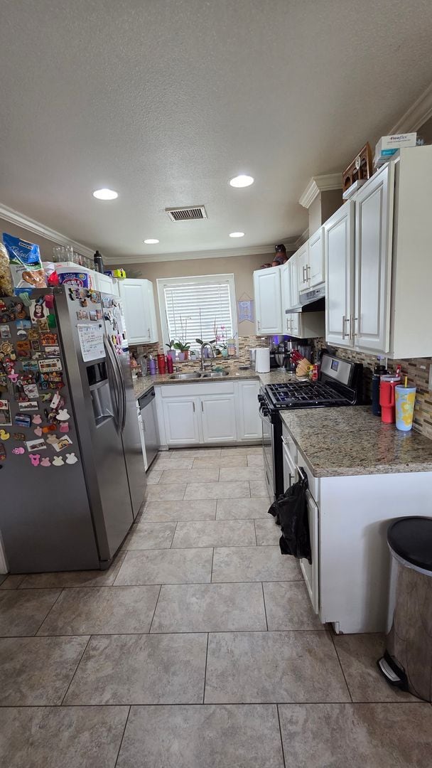 Photo - Spacious 3 bed 1 bath with a large backyard! Available 4/1/2026