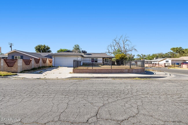 Photo - 639 E Ovington St